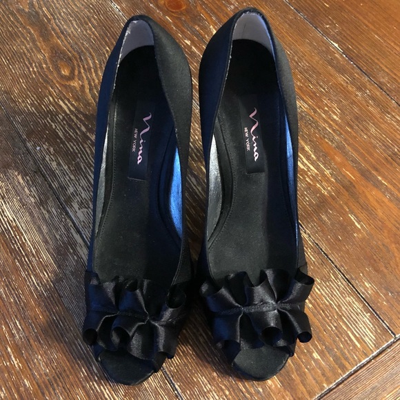 EUC Nina Evelixa Black Satin Ruffle Pumps Sz 7.5 - Picture 2 of 7
